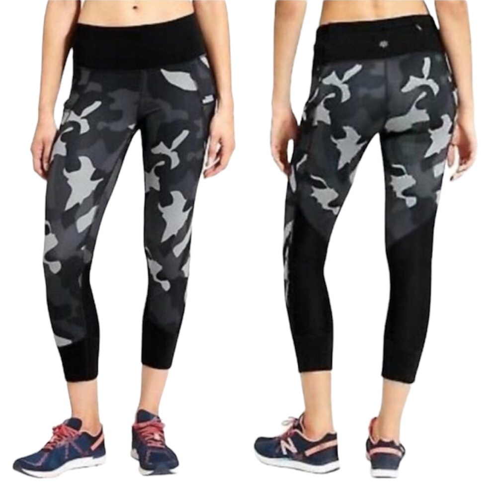 Athleta Relay Blavk/Grey Camo Capri/Cropped Leggings size small